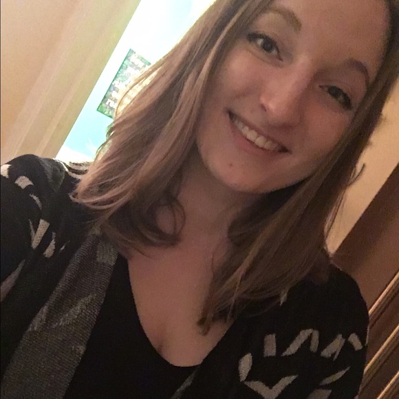 Profile Picture of Stephanie Mesaeh (@stephxo19) on Poshmark
