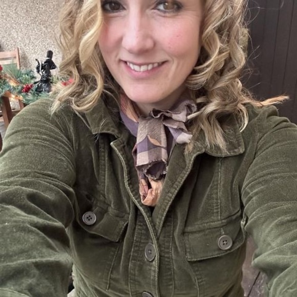 Profile Picture of Emily Burdon (@emilyburdon) on Poshmark