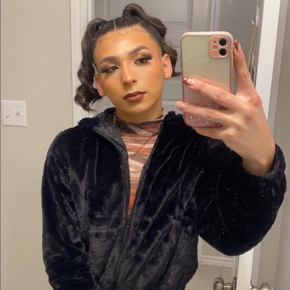 Profile Picture of Andrew Salinas (@210salinas) on Poshmark
