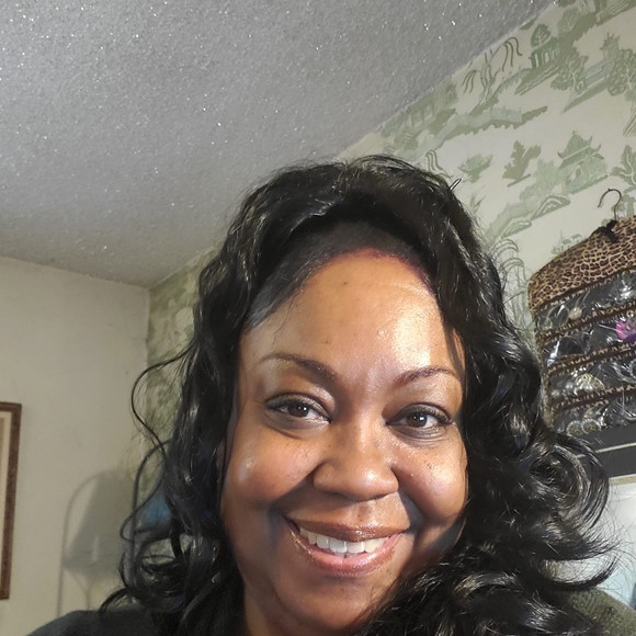 Profile Picture of Valerie Hayes (@ms_valerie) on Poshmark