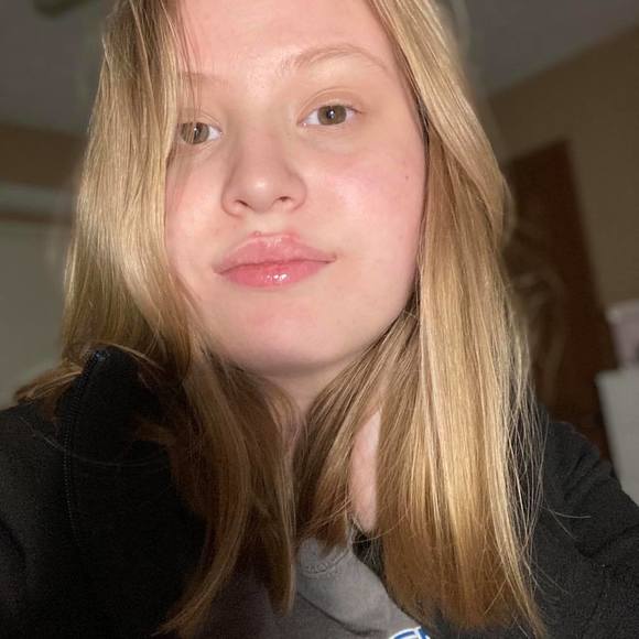 Profile Picture of Alyson Mcpeck (@alysonmcpeck) on Poshmark