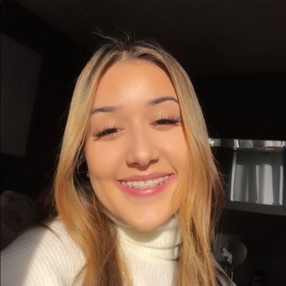 Profile Picture of Daniela Rossi (@danielarossix) on Poshmark