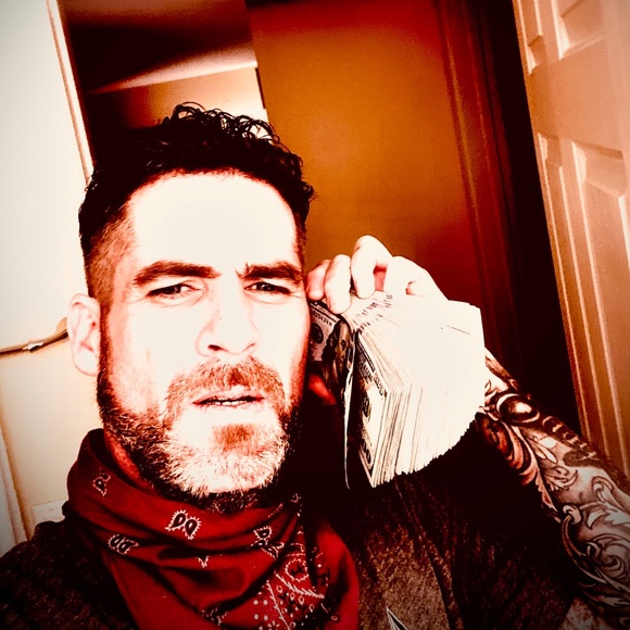Profile Picture of David Pharries (@davidpharr278) on Poshmark
