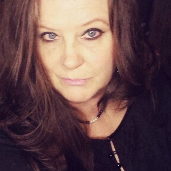 Profile Picture of Shellys Sweet finds (@sweetshellyf) on Poshmark