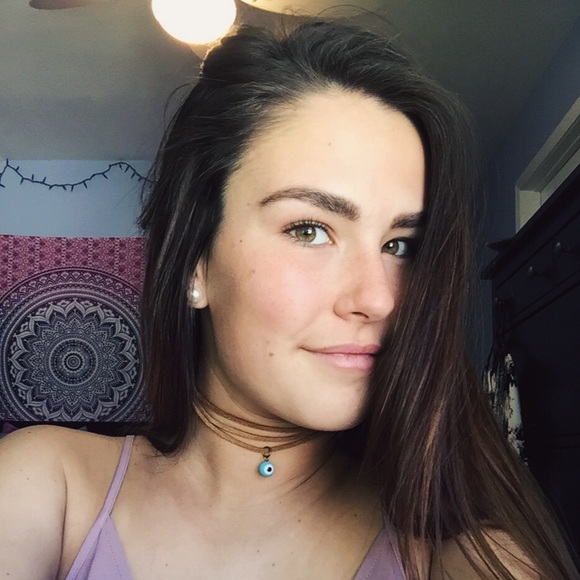 Profile Picture of Emily Meeks (@emeeks98) on Poshmark