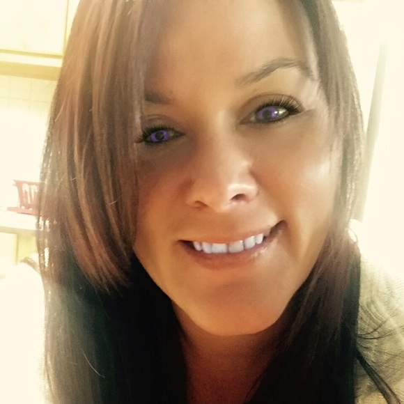 Profile Picture of Julie Doolan (@juliedoolan) on Poshmark