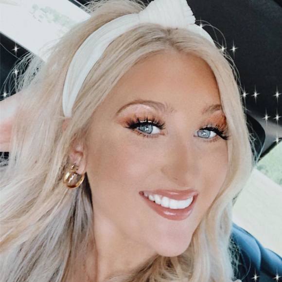 Profile Picture of Peyton Owen (@peytonowen) on Poshmark