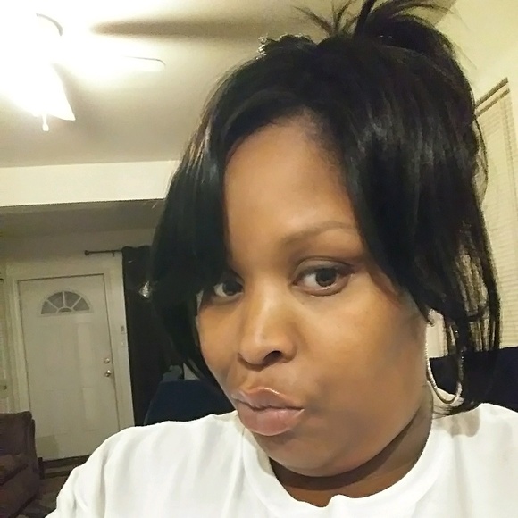 Profile Picture of Lennisa Thomas (@lennisat) on Poshmark