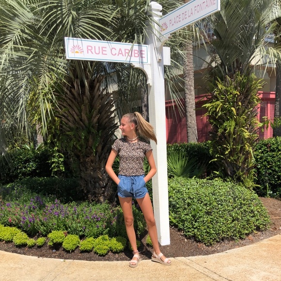 Profile Picture of Arin Boren (@arinb912) on Poshmark