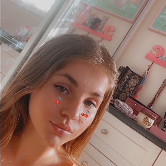 Profile Picture of Victoria Oswald (@victoria_224) on Poshmark