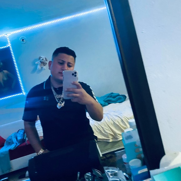 Profile Picture of Darvin Cardona (@darvincardona) on Poshmark