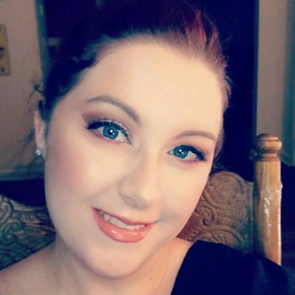 Profile Picture of Lindsay Voda (@beautyxrb) on Poshmark