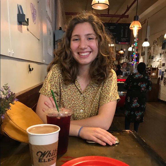 Profile Picture of Alea Campagnone (@alea_668) on Poshmark