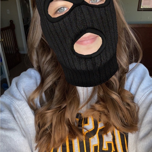 Profile Picture of Larkin Smith (@larkinsmith375) on Poshmark