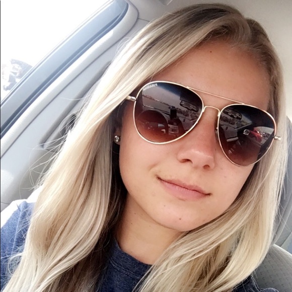 Profile Picture of Hope Snyder (@hope0411) on Poshmark