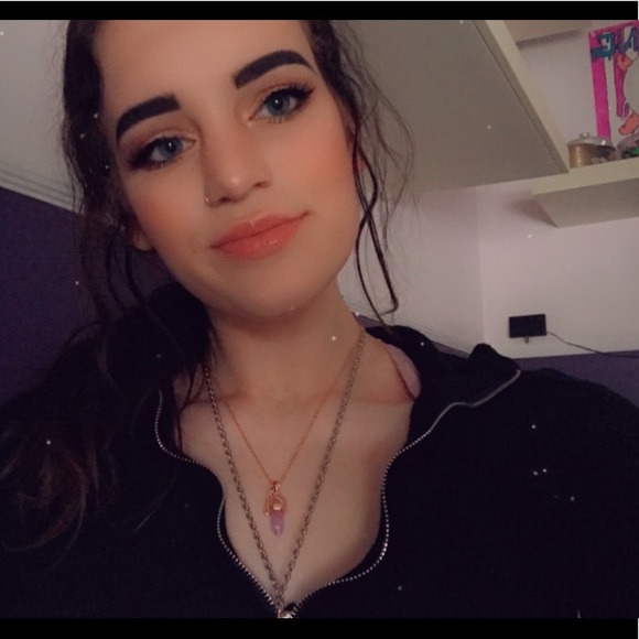 Profile Picture of Hannah Dickel (@hannahdickel18) on Poshmark