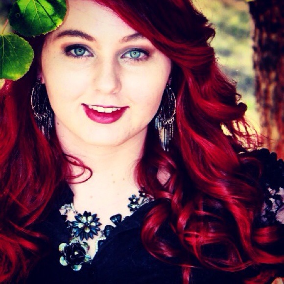 Profile Picture of Bobbie Hamblin (@belladonnalux) on Poshmark