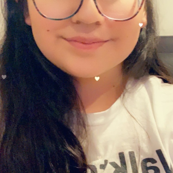 Profile Picture of Valeria Aparicio-martinez (@vale520) on Poshmark