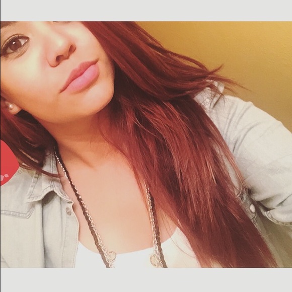 Profile Picture of Ivonne Alvarez (@alvarezz95) on Poshmark