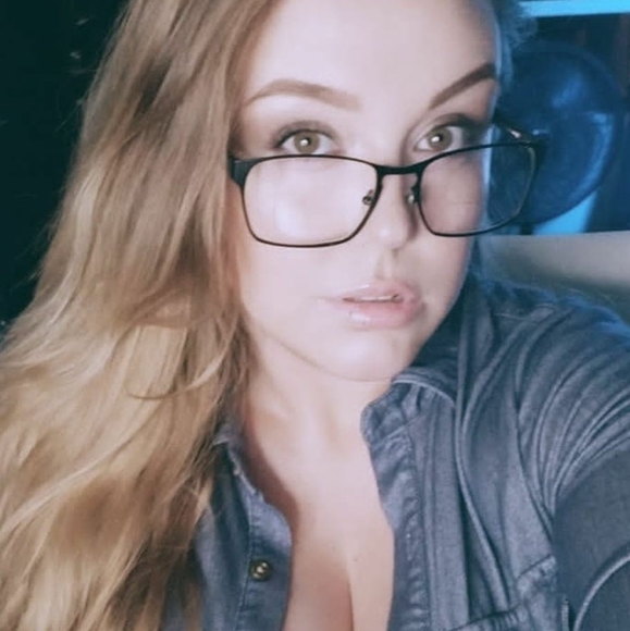 Profile Picture of Ashley Buffham (@ashleynbuffham) on Poshmark