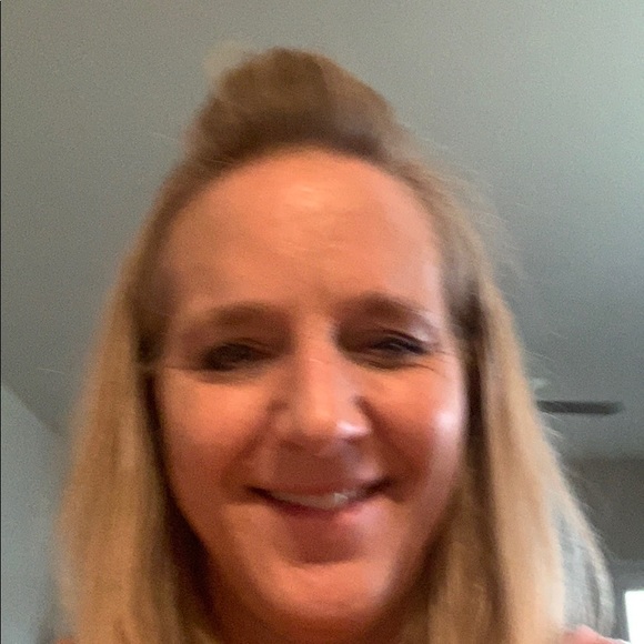 Profile Picture of Eileen Arnold (@saralee1963) on Poshmark