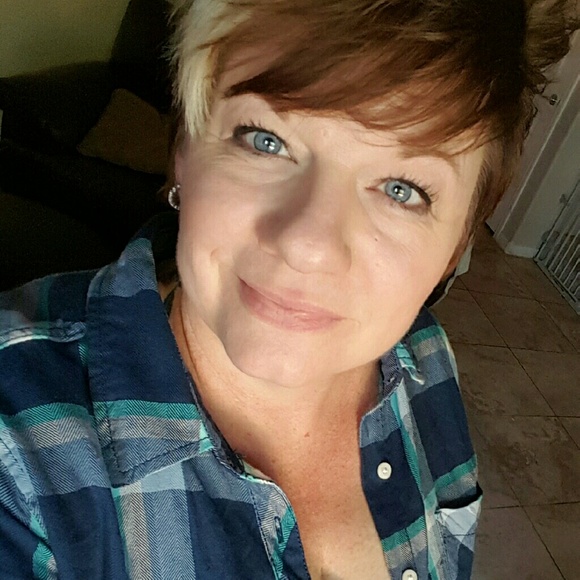 Profile Picture of Jennifer Derubeis (@jeni_derubeis) on Poshmark