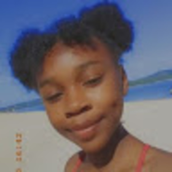 Profile Picture of Sydney Benard (@lowebenard122) on Poshmark