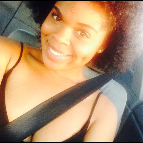 Profile Picture of Adrianna Hagood (@curlyq_) on Poshmark