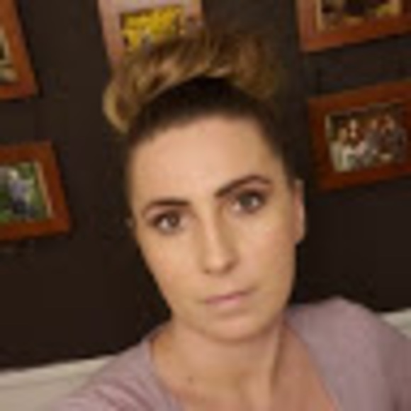 Profile Picture of Amanda Simonson (@mandisimonson85) on Poshmark
