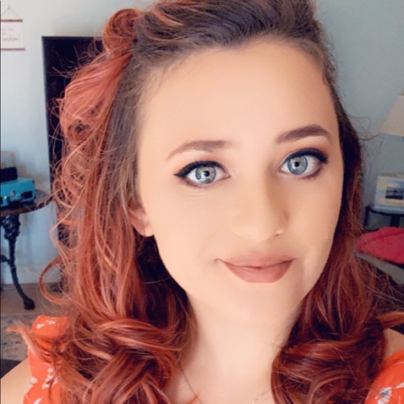 Profile Picture of Carly Hirsch (@carlylhirsch) on Poshmark