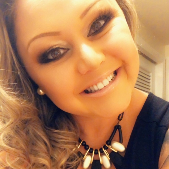 Profile Picture of Simone Ribeiro (@simoneribeir445) on Poshmark