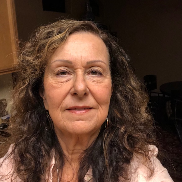 Profile Picture of Vania Antler (@vania5072) on Poshmark