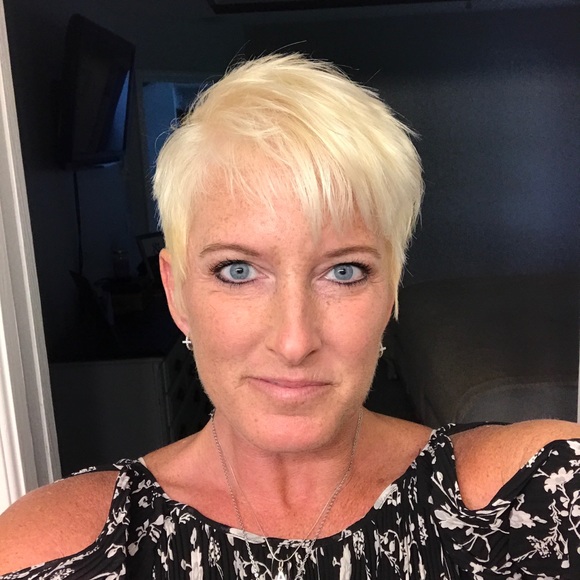 Profile Picture of Angelique Sohm (@angeleyes22472) on Poshmark