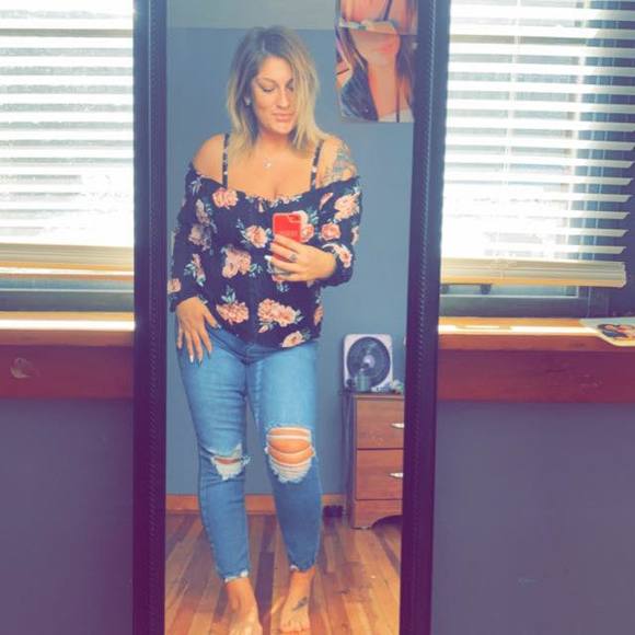 Profile Picture of Franceska Villalobos (@franceskav) on Poshmark
