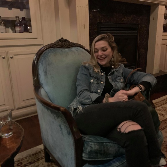 Profile Picture of Erin Quinn (@fluxandflow) on Poshmark