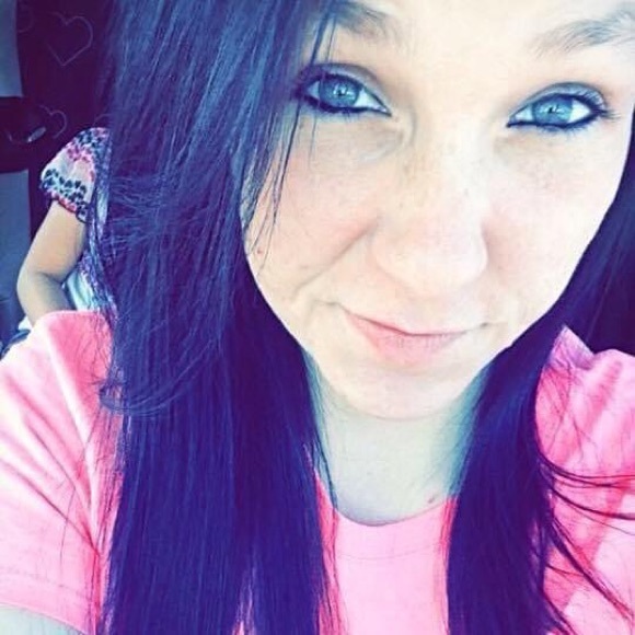 Profile Picture of Samantha Owen (@samiikayee) on Poshmark