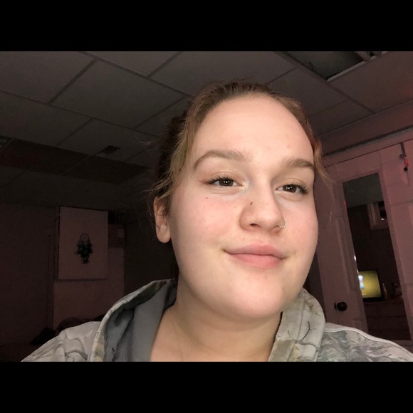 Profile Picture of Camryn Mansuy (@camrynmansuy) on Poshmark