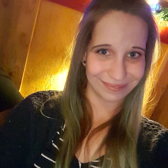 Profile Picture of Haley Dewalt (@haleydewalt96) on Poshmark