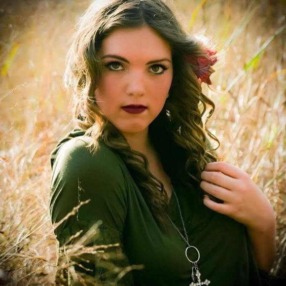 Profile Picture of Alexis Essig (@alexis_essig) on Poshmark