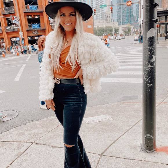 Profile Picture of Sharity Bayerlein (@sharity_bay166) on Poshmark