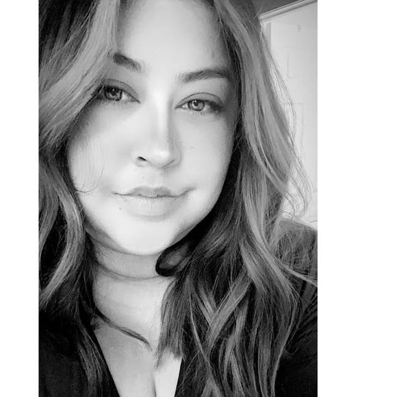 Mindy Perez - Poshmark Profile Picture of Mindy Perez (@min_dee) on Poshmark