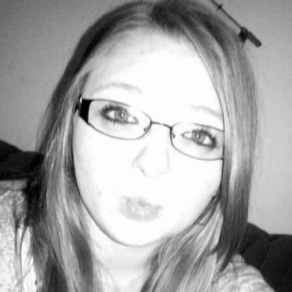 Profile Picture of Kari Rust (@kariarust) on Poshmark