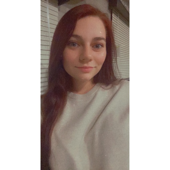 Profile Picture of Allison Vanhook (@allisonxpaigee) on Poshmark
