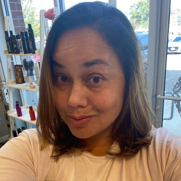 Anela Hemry - Poshmark Profile Picture of Anela Hemry (@lattesnlipstick) on Poshmark