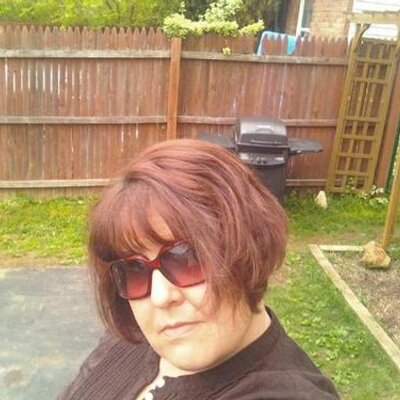 Profile Picture of Tracie Lovett (@paparazziglam) on Twitter