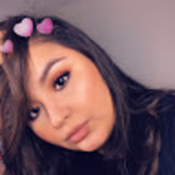 Profile Picture of Daniela Guzman (@danielaguzma559) on Poshmark