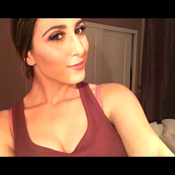 Profile Picture of Shiva Mohmadi (@shiivaaa) on Poshmark