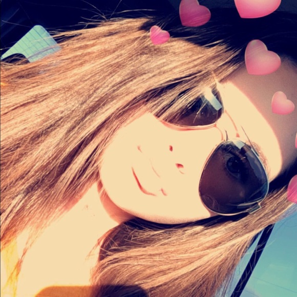 Profile Picture of Brianna Farmer (@briannapaiigge) on Poshmark