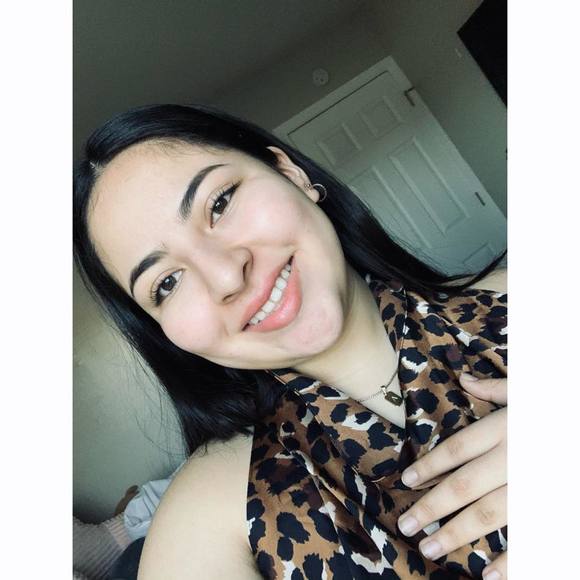 Profile Picture of Paulina Puccini (@paupastranacruz) on Poshmark