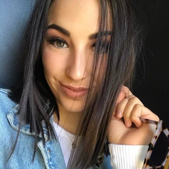 Profile Picture of Emily Jeanneault (@emilyjeanneault) on Poshmark